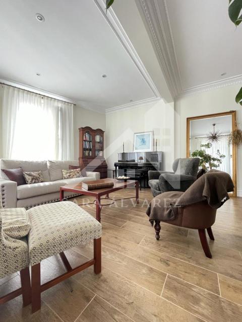 SE ALQUILA LUMINOSO PISO DE DOS HABITACIONES EN PLENO CENTRO DE LA CIUDAD