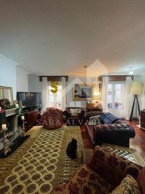 SE ALQUILA  PISO DE 4 HABITACIONES ESPACIOSO CON CHIMENEA  EN ROSALIA DE CASTRO PRÓXIMO AL CENTRO