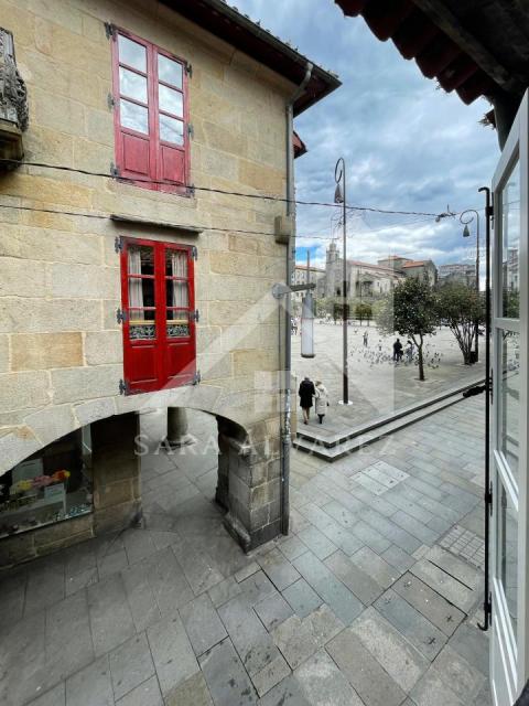 SE VENDE AMPLIO PISO DE TRES HABITACIONES  REFORMADO EN LA PLAZA DE LA HERRERIA EN PONTEVEDRA