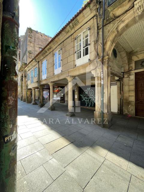 SE VENDE DUPLEX REFORMADO CON 4 HABITACIONES EN LA PLAZA DE LA HERRERIA EN PLENO CENTRO DE PONTEVEDRA.