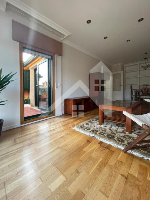 SE VENDE ATICO DE DOS HABITACIONES CON TERRAZA DE 7 METROS CUADRADOS PRÓXIMO AL CENTRO DE PONTEVEDRA