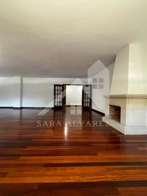 SE VENDE PISO LUMINOSO DE 5 HABITACIÓNES EN ROSALIA DE CASTRO PRÓXIMO AL CENTRO