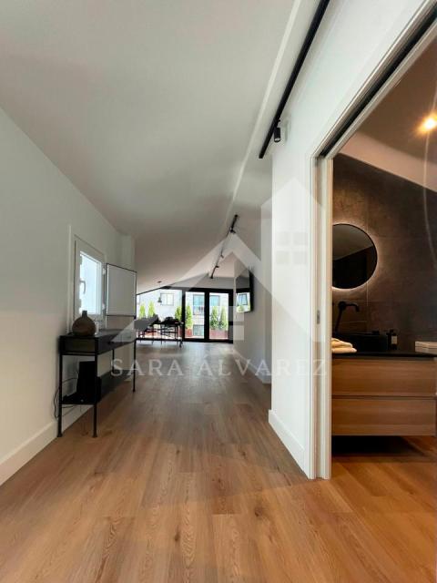 SE ALQUILA PISO DE DISEÑO DE TRES HABITACIONES CON TERRAZA EN LA CALLE PEREGRINA