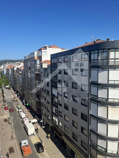 SE VENDE LUMINOSO PISO  DE CUATRO HABITACIONES EN ZONA CENTRO DE PONTEVEDRA  PRÓXIMO AL HOSPITAL PROVINCIAL