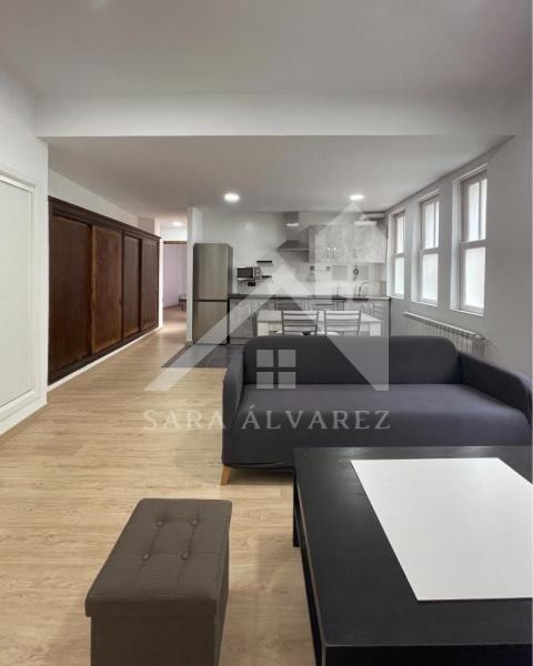 SE ALQUILA PISO DE 5 HABITACIONES  EN EL MES DE AGOSTO EN EL CENTRO DE PONTEVEDRA